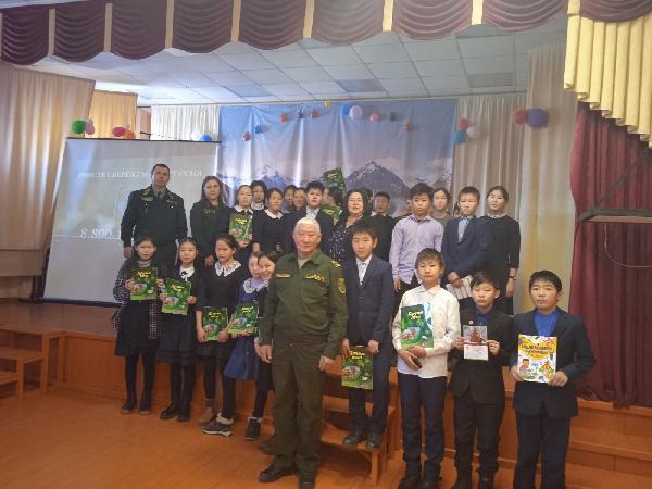 В Улюнской средней школе имени Сахара Хамнаева государственный инспектор БУ "Бурприрода" Валентин Базаров провел эко-уроки.