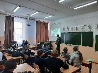 Государственные инспекторы БУ "Бурприрода" Анатолий Ручкин и Игорь Молчанов провели эко-уроки в Унэгэтэйской средней школе.